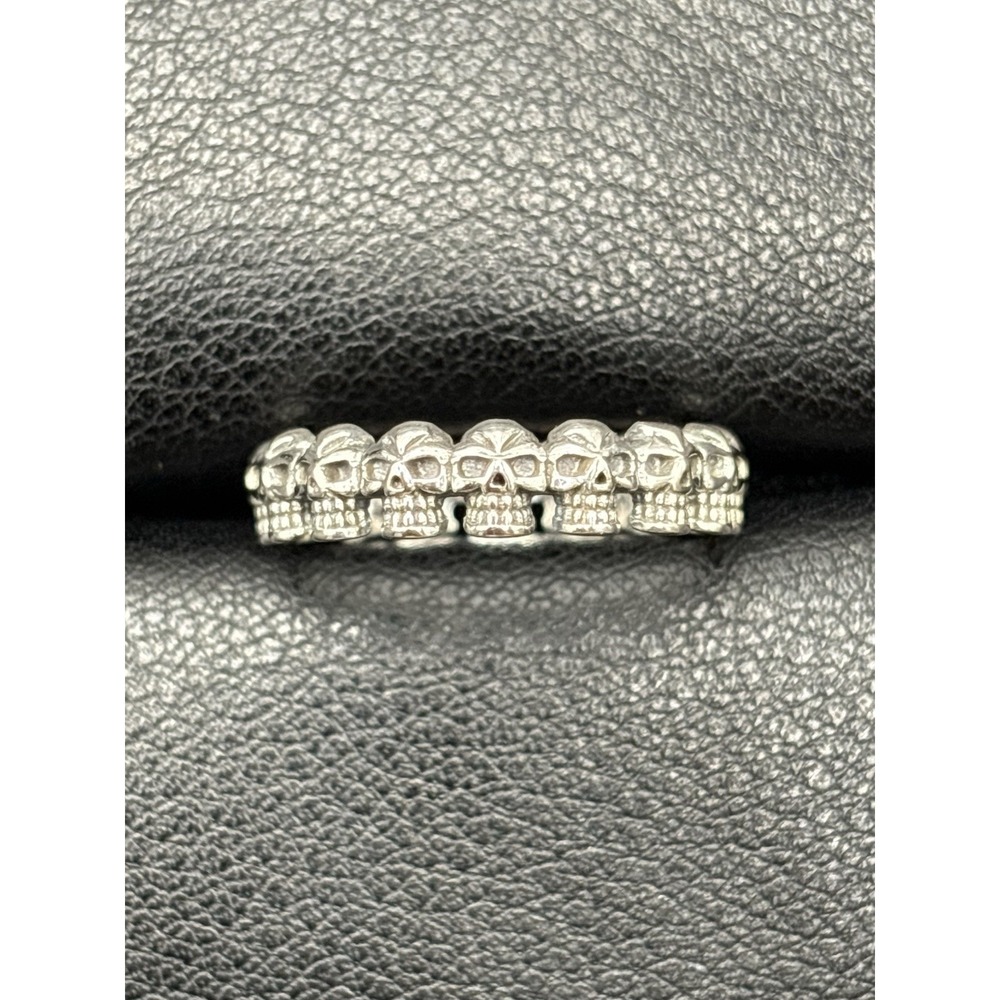 New Condition Sterling Silver Tiny Skulls Band Ring Size 7 J25
